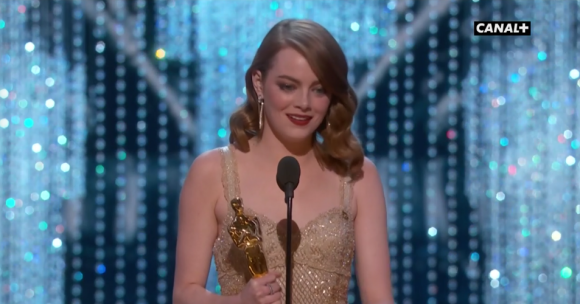 Emma Stone a remporté l'Oscar de la meilleure actrice pour La La Land, donné par Leonardo DiCaprio - 26 février 2017