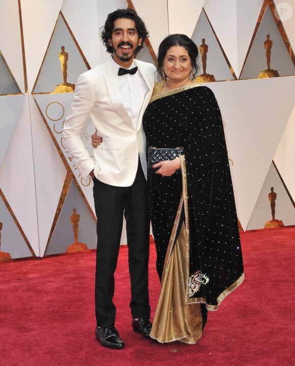 Dev Patel et sa mère Anita lors de la cérémonie des Oscars le 26 février 2017 à Los Angeles