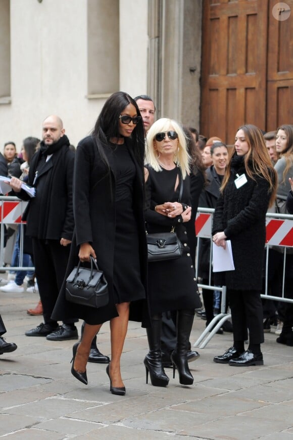 Naomi Campbell et Donatella Versace - Cérémonie religieuse à Milan en l'honneur de Franca Sozzani, rédactrice en chef de Vogue Italie décédée le 22 décembre 2016. Milan, le 27 février 2017.