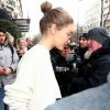Gigi Hadid, coiffée d'un chignon, quitte l'hôtel George V à Paris le 28 février 2017.