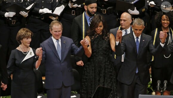 Laura Bush, George Bush, Michelle Obama et Barack Obama assistent à une cérémonie d'hommage pour des officiers de police morts à Dallas, le 12 juillet 2016