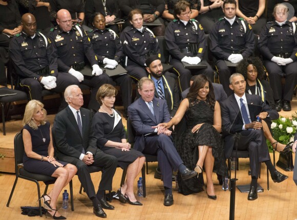 Laura Bush, George Bush, Michelle Obama et Barack Obama assistent à une cérémonie d'hommage pour des policiers morts à Dallas, au Texas, le 12 juillet 2016
