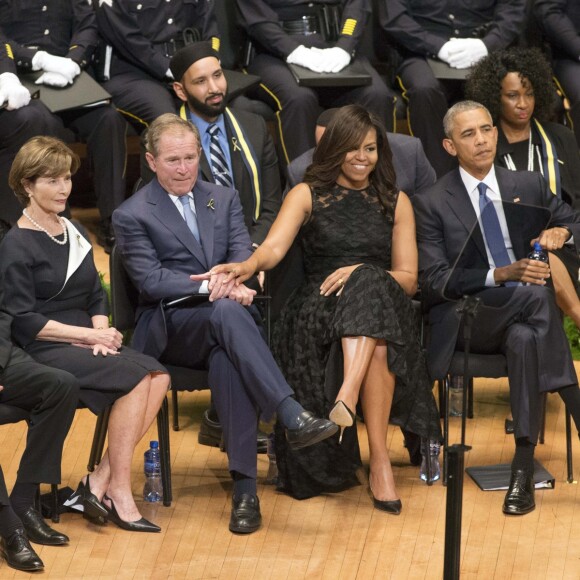 Laura Bush, George Bush, Michelle Obama et Barack Obama assistent à une cérémonie d'hommage pour des policiers morts à Dallas, au Texas, le 12 juillet 2016