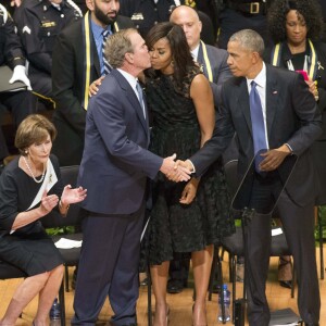 Laura Bush, l'ex-président George Bush, Michelle Obama et Barack Obama assistent à une cérémonie d'hommage pour des policiers morts à Dallas, le 12 juillet 2016