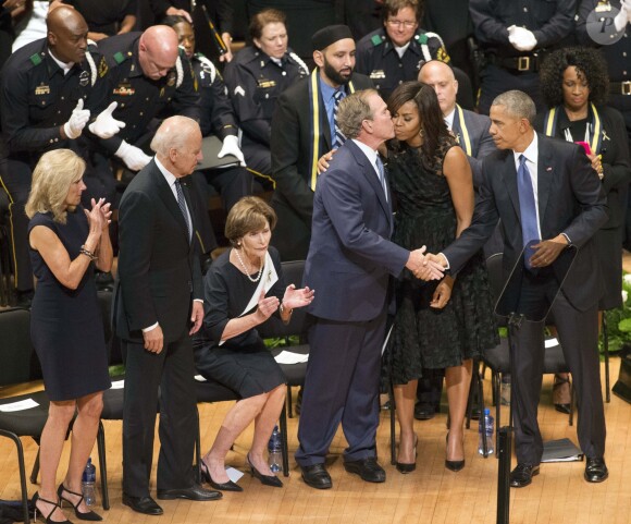Laura Bush, l'ex-président George Bush, Michelle Obama et Barack Obama assistent à une cérémonie d'hommage pour des policiers morts à Dallas, le 12 juillet 2016