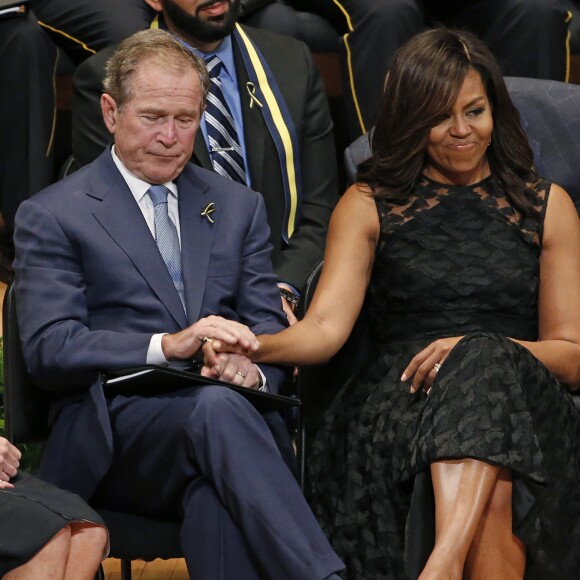 Laura Bush, George Bush, Michelle Obama et Barack Obama assistent à une cérémonie d'hommage pour des policiers morts à Dallas, le 12 juillet 2016