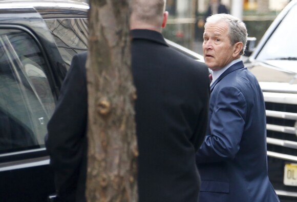 L'ancien président des Etats-Unis George W. Bush à la sortie de l'émission TV "Today" au Rockfeller Center à New York. Le 27 février 2017