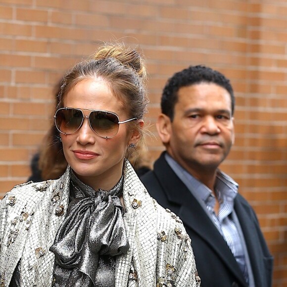 Jennifer Lopez sort de l'émission "The View" à New York le 1er mars 2017.