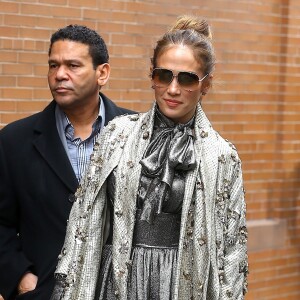 Jennifer Lopez sort de l'émission "The View" à New York le 1er mars 2017.