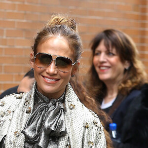 Jennifer Lopez sort de l'émission "The View" à New York le 1er mars 2017.
