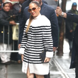 Jennifer Lopez arrive sous la pluie pour participer à l'émission "The View" à New York le 1er mars 2017.