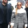 Jennifer Lopez arrive sous la pluie pour participer à l'émission "The View" à New York le 1er mars 2017.