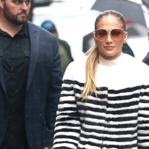 Jennifer Lopez arrive sous la pluie pour participer à l'émission "The View" à New York le 1er mars 2017.