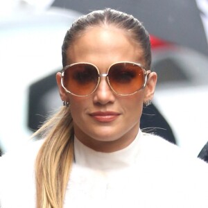 Jennifer Lopez arrive sous la pluie pour participer à l'émission "The View" à New York le 1er mars 2017.