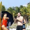 Ashley Graham prend la pose lors d'une séance photo sur le thème de la série télé "Alerte à Malibu" à Miami le 1er mars 2017.