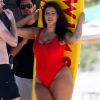 Ashley Graham prend la pose lors d'une séance photo sur le thème de la série télé "Alerte à Malibu" à Miami le 1er mars 2017.