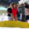 Ashley Graham prend la pose lors d'une séance photo sur le thème de la série télé "Alerte à Malibu" à Miami le 1er mars 2017.