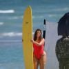 Ashley Graham prend la pose lors d'une séance photo sur le thème de la série télé "Alerte à Malibu" à Miami le 1er mars 2017. 