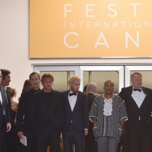 Thierry Frémaux, Sean Penn, Hopper Jack Penn, Zubin Cooper, Jared Harris, Jean Reno, Charlize Theron, Adèle Exarchopoulos, Javier Bardem lors de la Descente des marches du film "The Last Face" lors du 69ème Festival International du Film de Cannes. Le 20 mai 2016. © Giancarlo Gorassini/Bestimage