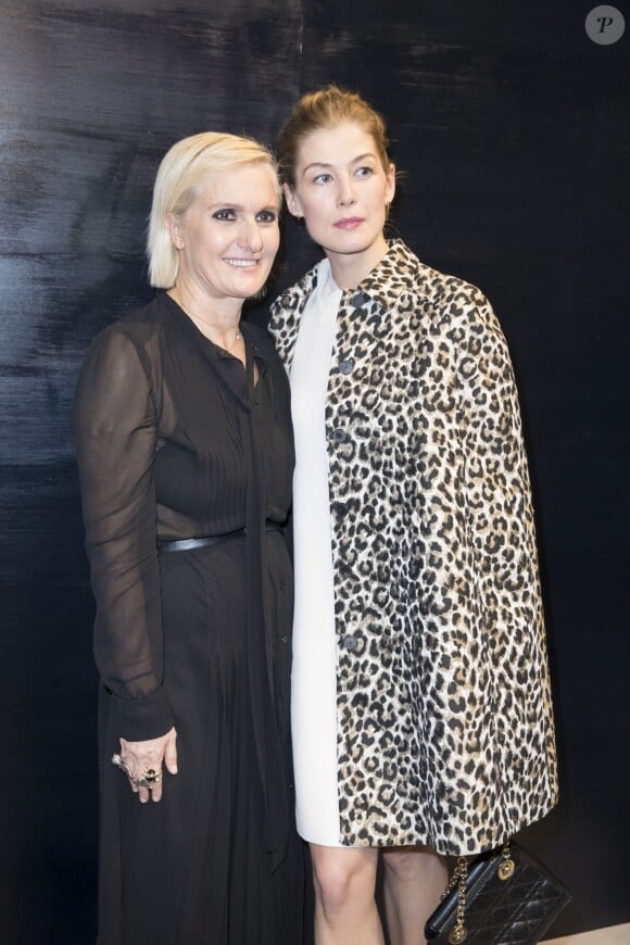 Maria Grazia Chiuri et Rosamund Pike au backstage du défilé de mode prêt-à-porter Automne-Hiver 2017-2018 "Christian Dior" à Paris le 3 mars 2017. © Olivier Borde / Bestimage