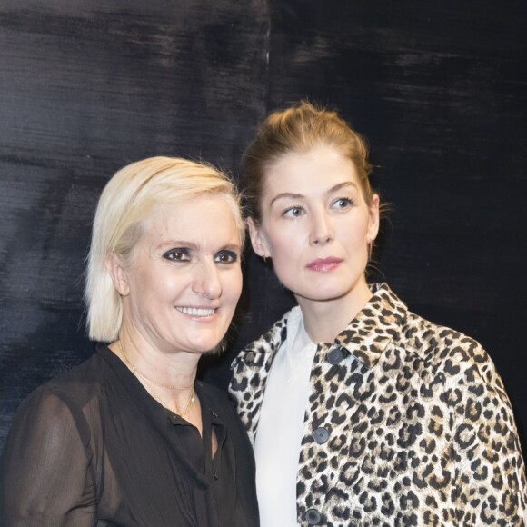 Maria Grazia Chiuri et Rosamund Pike au backstage du défilé de mode prêt-à-porter Automne-Hiver 2017-2018 "Christian Dior" à Paris le 3 mars 2017. © Olivier Borde / Bestimage