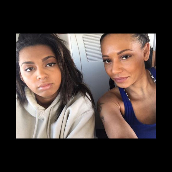 Mel B dans l'avion avec sa fille aînée Phoenix pour rejoindre l'Angleterre. Photo postée sur Instagram en mars 2017.