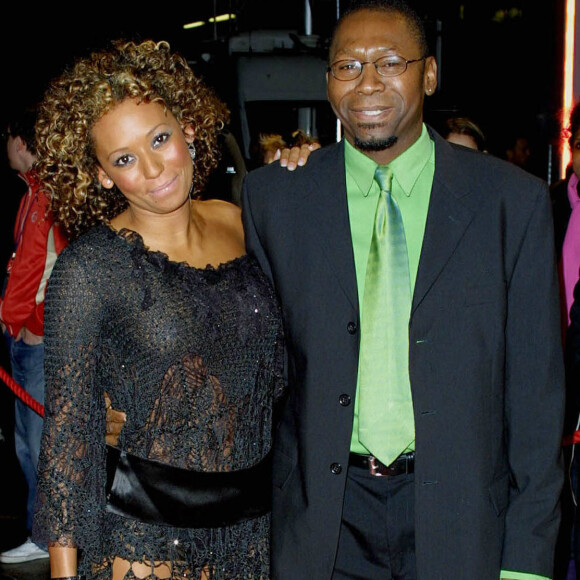 Mel B (Melanie Brown) pose avec son papa, Martin Brown, à Manchester en 2001.