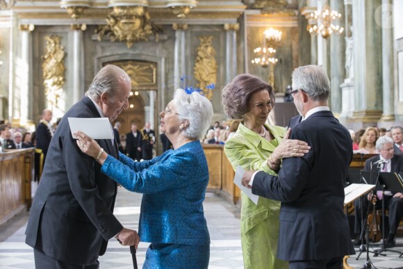 Le roi Juan Carlos et la reine Sofia d'Espagne salués par la princesse Christina de Suède et son mari Tord Magnuson au Te Deum en l'honneur du 70e anniversaire du roi Carl XVI Gustaf de Suède au palais royal à Stockholm le 30 avril 2016