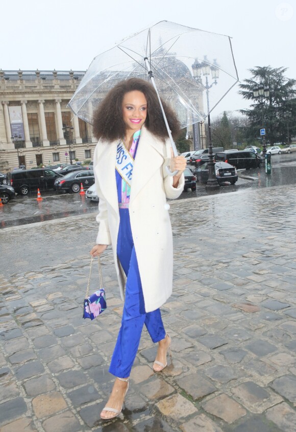 Exclusif - Miss France 2017, Alicia Aylies arrive au défilé de mode prêt-à-porter automne-hiver 2017/2018 "Léonard" au Grand Palais à Paris. Le 6 mars 2017.