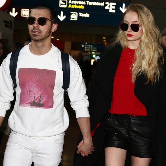 Joe Jonas et sa compagne Sophie Turner arrivent main dans la main à l'aéroport CDG à Roissy en France le 6 mars 2017.