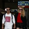 Joe Jonas et sa compagne Sophie Turner arrivent main dans la main à l'aéroport CDG à Roissy en France le 6 mars 2017.
