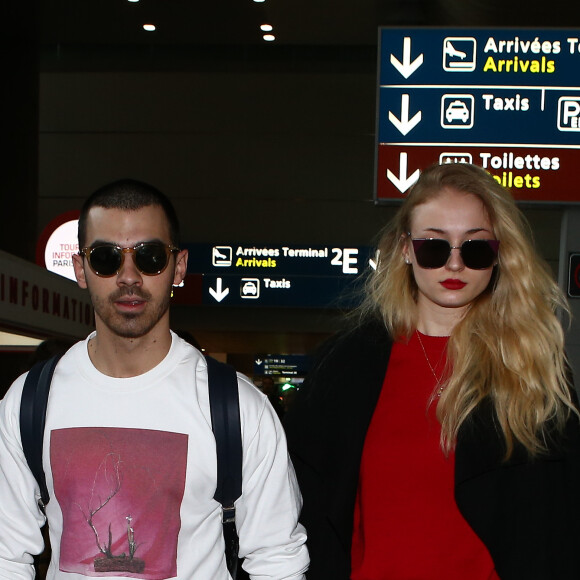 Joe Jonas et sa compagne Sophie Turner arrivent main dans la main à l'aéroport CDG à Roissy en France le 6 mars 2017.