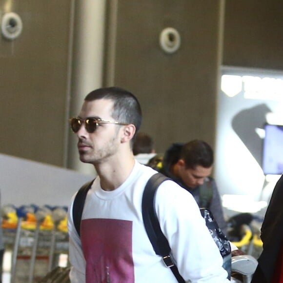 Joe Jonas et sa compagne Sophie Turner arrivent main dans la main à l'aéroport CDG à Roissy en France le 6 mars 2017.