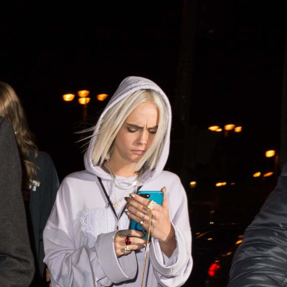 Cara Delevingne et Lily Donaldson arrivent à la boîte de nuit "L'Arc" pour la soirée Fenty Puma By Rihanna lors de la fashion week à Paris, le 6 mars 2017.