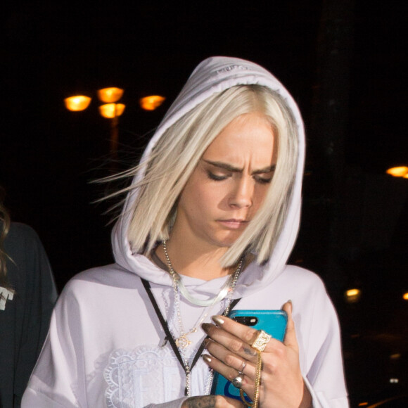 Cara Delevingne et Lily Donaldson arrivent à la boîte de nuit "L'Arc" pour la soirée Fenty Puma By Rihanna lors de la fashion week à Paris, le 6 mars 2017.