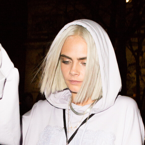 Cara Delevingne et Lily Donaldson arrivent à la boîte de nuit "L'Arc" pour la soirée Fenty Puma By Rihanna lors de la fashion week à Paris, le 6 mars 2017.