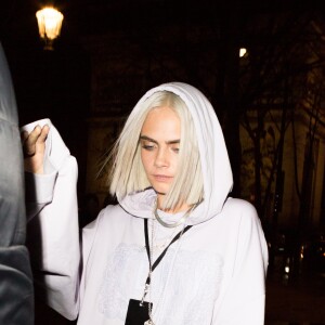 Cara Delevingne et Lily Donaldson arrivent à la boîte de nuit "L'Arc" pour la soirée Fenty Puma By Rihanna lors de la fashion week à Paris, le 6 mars 2017.