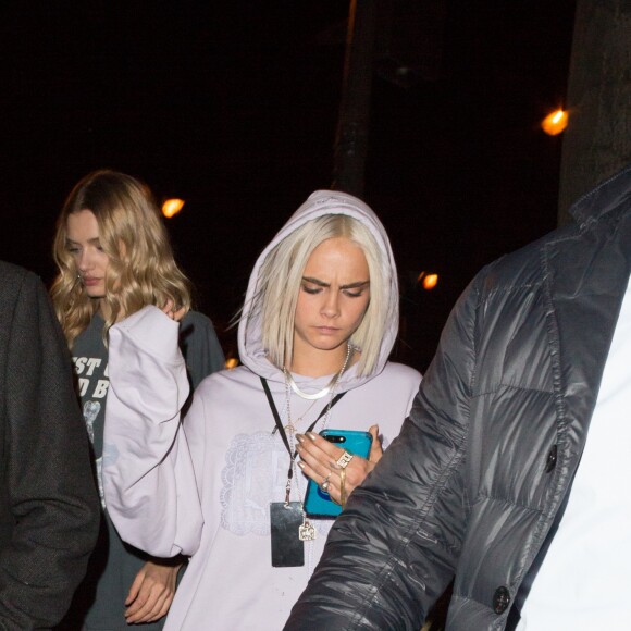 Cara Delevingne et Lily Donaldson arrivent à la boîte de nuit "L'Arc" pour la soirée Fenty Puma By Rihanna lors de la fashion week à Paris, le 6 mars 2017.