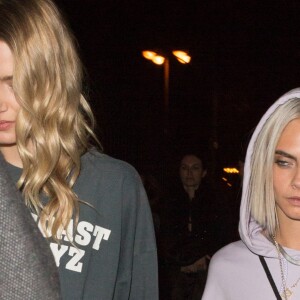 Cara Delevingne et Lily Donaldson arrivent à la boîte de nuit "L'Arc" pour la soirée Fenty Puma By Rihanna lors de la fashion week à Paris, le 6 mars 2017.