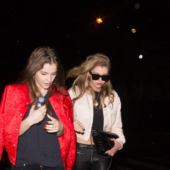 Semi-Exclusif - Barbara Palvin et Stella Maxwell à la sortie de la boîte de nuit "L'Arc" après la soirée Fenty Puma By Rihanna lors de la fashion week à Paris, le 6 mars 2017.