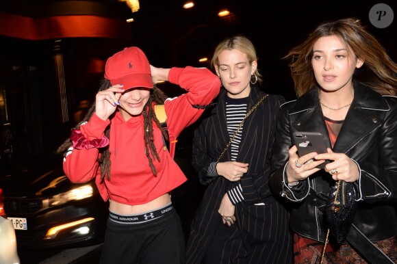 Semi-Exclusif - Sasha Lane, Riley Keough - People à la sortie de la boîte de nuit "L'Arc" après la soirée Fenty Puma By Rihanna lors de la fashion week à Paris, le 6 mars 2017.