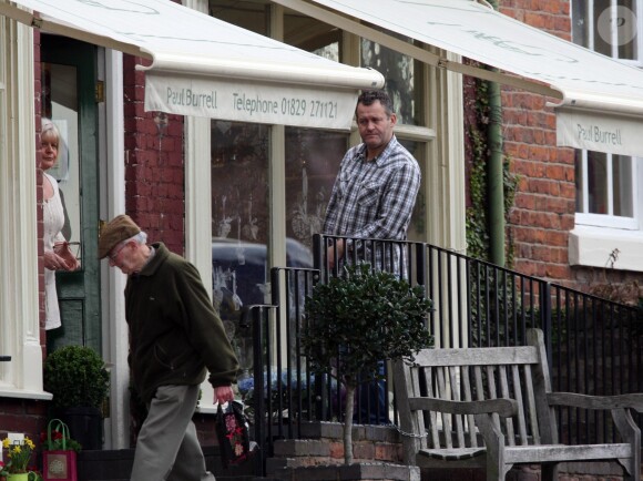 Exclusif - Paul Burrell, ancien majordome de la princesse Diana, devant son magasin de fleurs à Farndon, dans le Cheshire, en 2011.