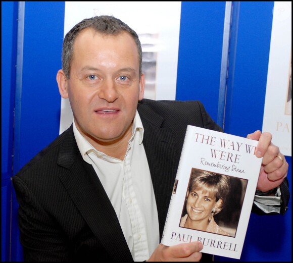 Paul Burrell en dédicaces de son livre The Way We Were, souvenirs de ses années comme majordome de Lady Di, en octobre 2006.