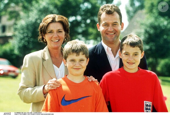 Paul Burrell, ex-majordome de la princesse Diana, sa femme Maria et leurs enfants Nicholas et Alexander en 2001 dans le Derbyshire.