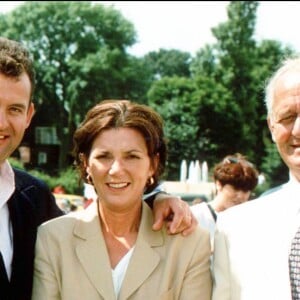 Paul Burrell, ex-majordome de la princesse Diana, avec sa femme Maria et son père Graham en 2001.