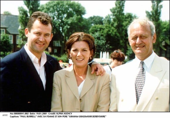 Paul Burrell, ex-majordome de la princesse Diana, avec sa femme Maria et son père Graham en 2001.
