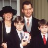 Paul Burrell, ex-majordome de la princesse Diana, avec sa femme Maria et leurs enfants Alexander et Nicholas en novembre 1997 au palais de Buckingham lors de la remise de ses insignes de l'ordre royal de Victoria pour services rendus à la famille royale.
