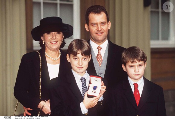 Paul Burrell, ex-majordome de la princesse Diana, avec sa femme Maria et leurs enfants Alexander et Nicholas en novembre 1997 au palais de Buckingham lors de la remise de ses insignes de l'ordre royal de Victoria pour services rendus à la famille royale.