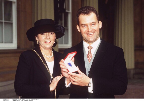Paul Burrell, ex-majordome de la princesse Diana, avec sa femme Maria en novembre 1997 au palais de Buckingham lors de la remise de ses insignes de l'ordre royal de Victoria pour services rendus à la famille royale.