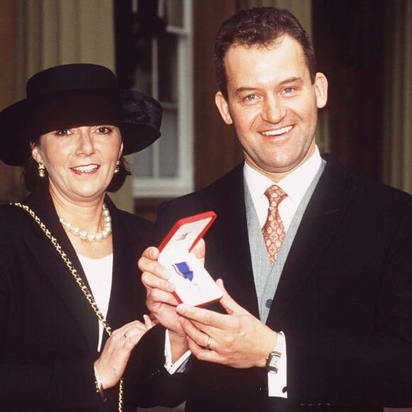 Paul Burrell, ex-majordome de la princesse Diana, avec sa femme Maria en novembre 1997 au palais de Buckingham lors de la remise de ses insignes de l'ordre royal de Victoria pour services rendus à la famille royale.